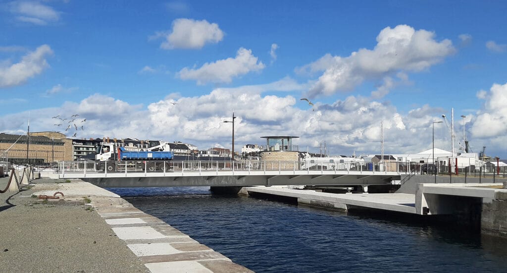 modernité et patrimoine conjugués dans le nouveau pont mobile et son poste de commande de Saint-Malo/ B+M architecture