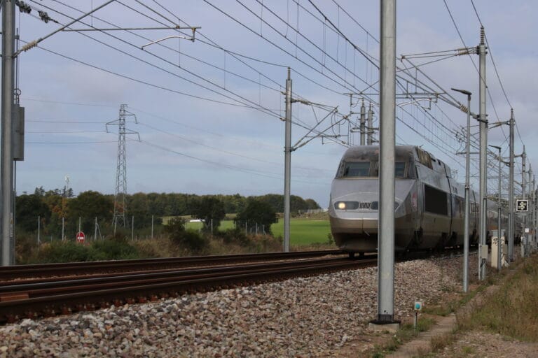catenaire LGV avec TGV en approche