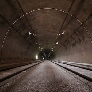 catenaires dans un tunnel ferroviaire