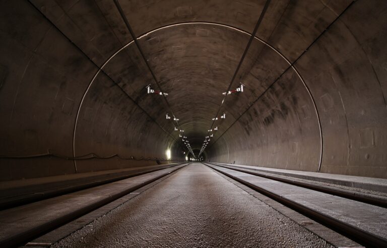 catenaires dans un tunnel ferroviaire